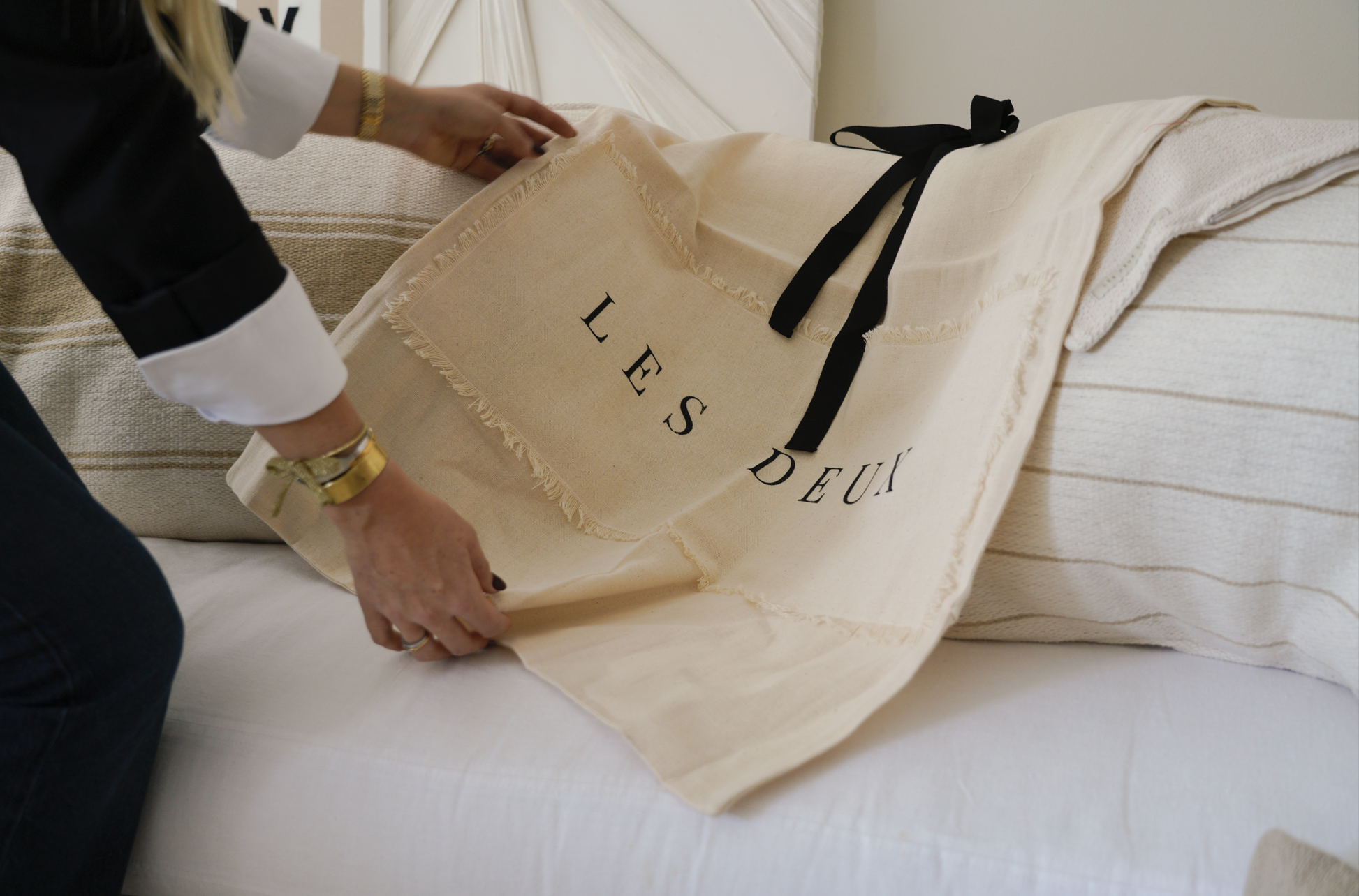 Bolsa de lino Les Deux Studio para envolver regalos — detalle