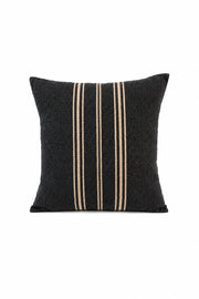 Cojín decorativo tejido color carbón con finas rayas beige verticales al centro