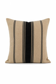 Cojín decorativo estilo saco de grano color trigo con banda central negra