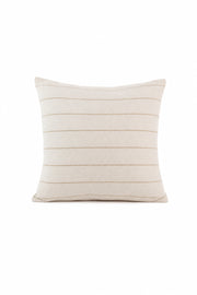 Cojín decorativo tejido claro con finas rayas beige horizontales