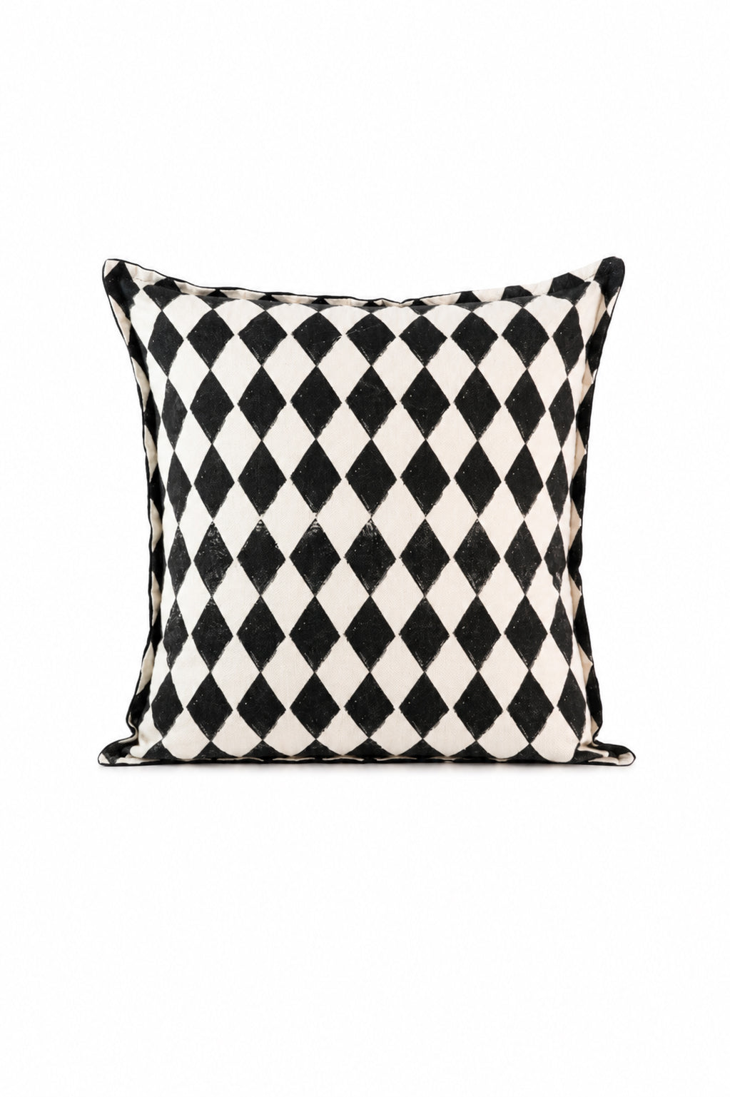 Cojín decorativo con rombos arlequín en blanco y negro